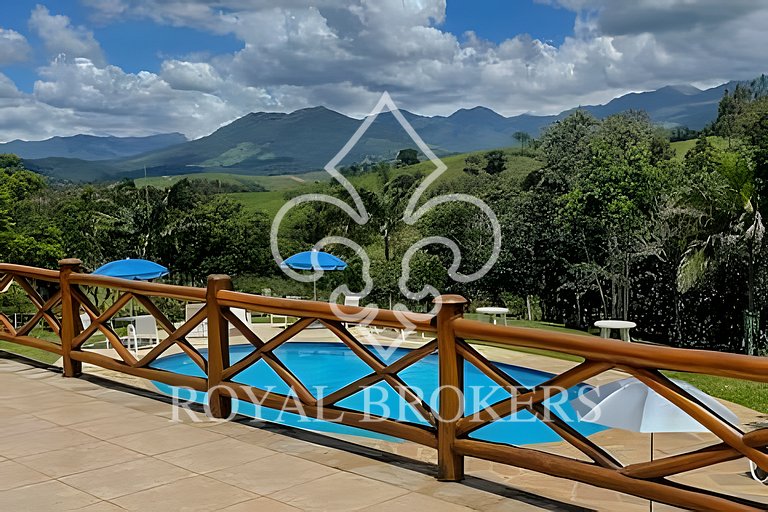 Lindo chalé com lareira, sauna e piscina.