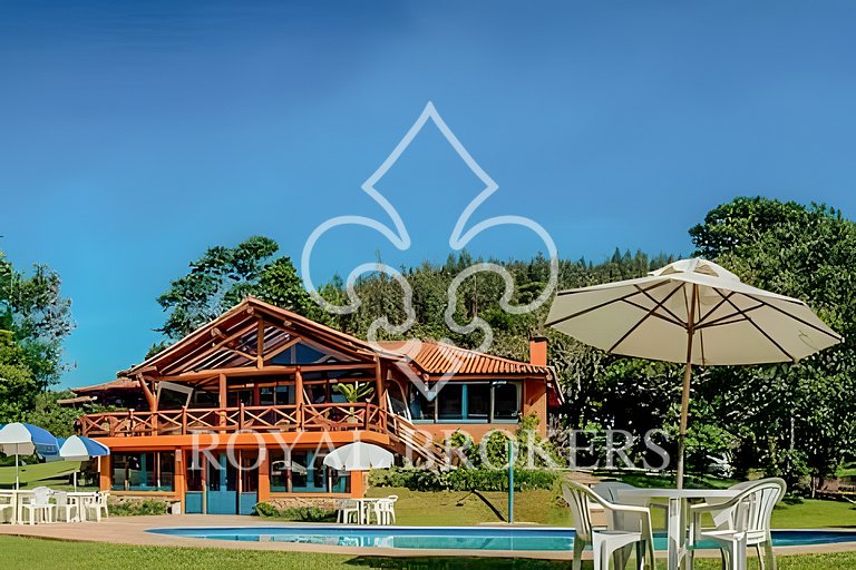 Lindo chalé com lareira, sauna e piscina.