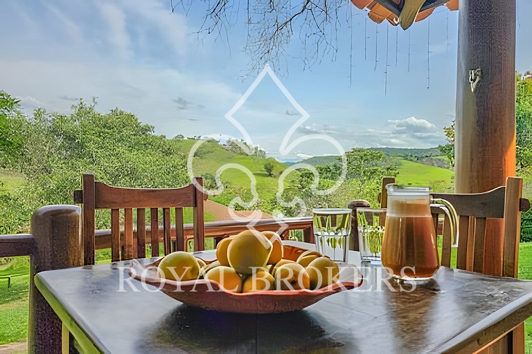 Lindo chalé com lareira, sauna e piscina.