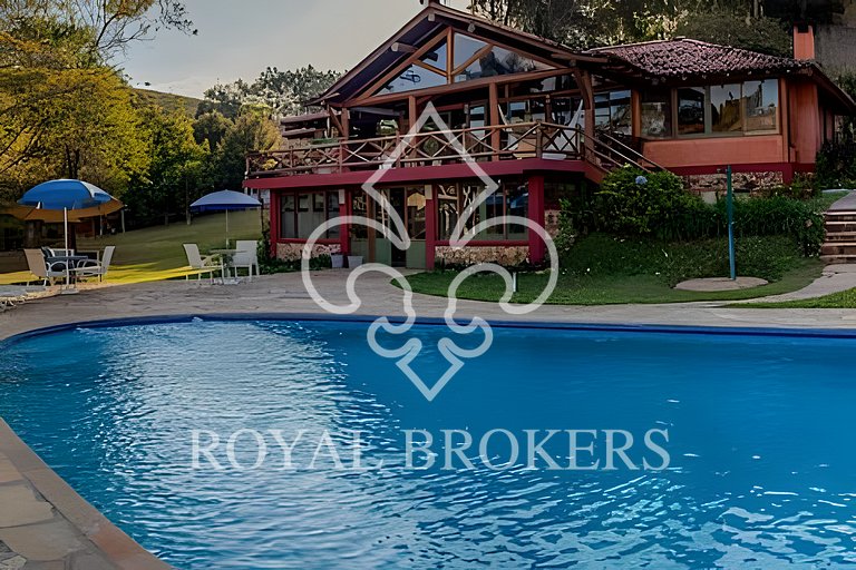 Lindo chalé com lareira, sauna e piscina.