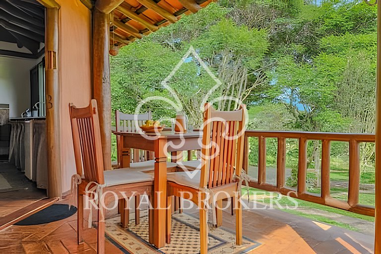 Lindo chalé com lareira, sauna e piscina.