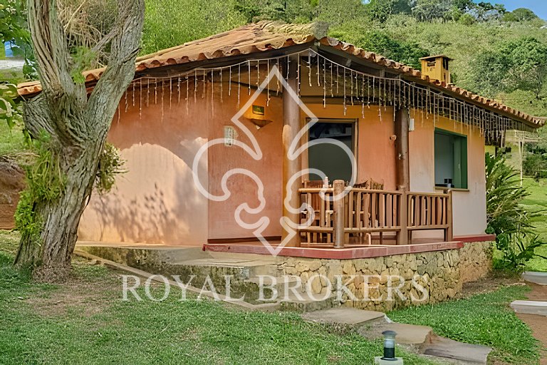 Lindo chalé com lareira, sauna e piscina.