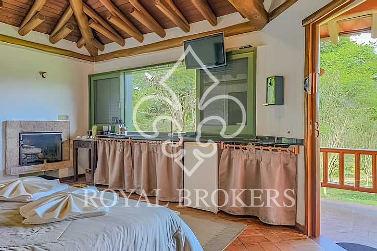 Lindo chalé com lareira, sauna e piscina.