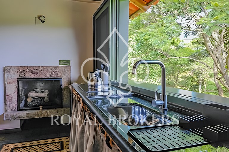 Lindo chalé com lareira, sauna e piscina.