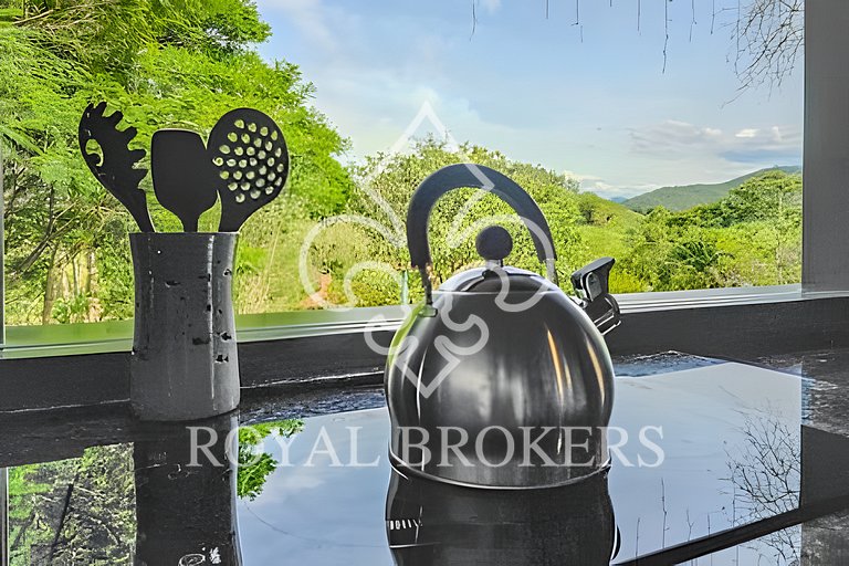 Lindo chalé com lareira, sauna e piscina.