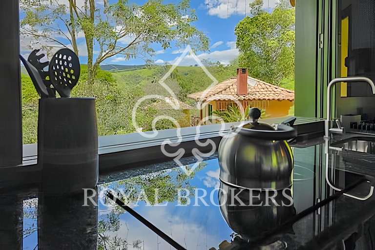 Chalé de montanha com lareira, sauna e piscina.