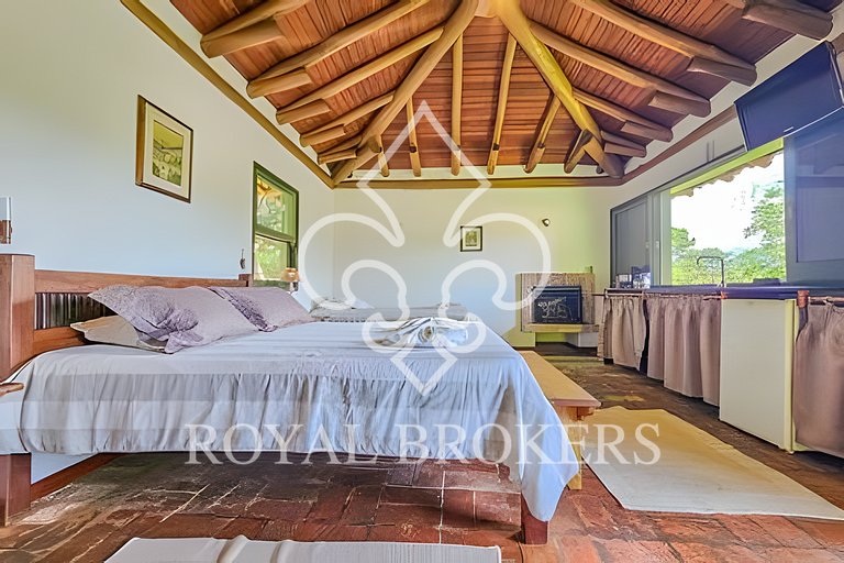 Chalé de montanha com lareira, sauna e piscina.