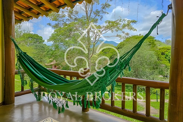 Chalé de montanha com lareira, sauna e piscina.