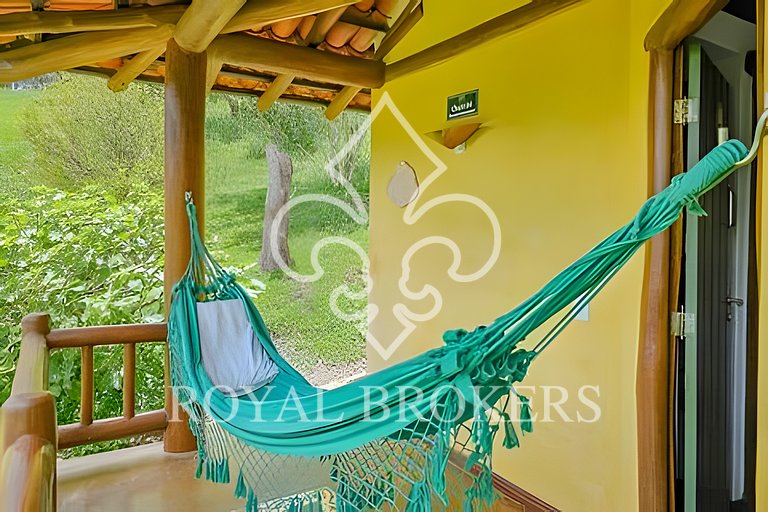 Chalé de montanha com lareira, sauna e piscina.