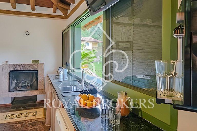 Chalé p/ família com lareira, sauna e piscina