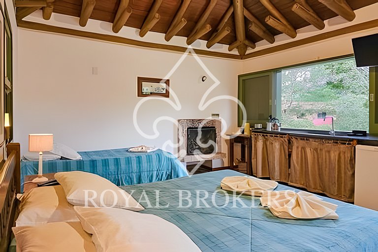 Chalé p/ família com lareira, sauna e piscina