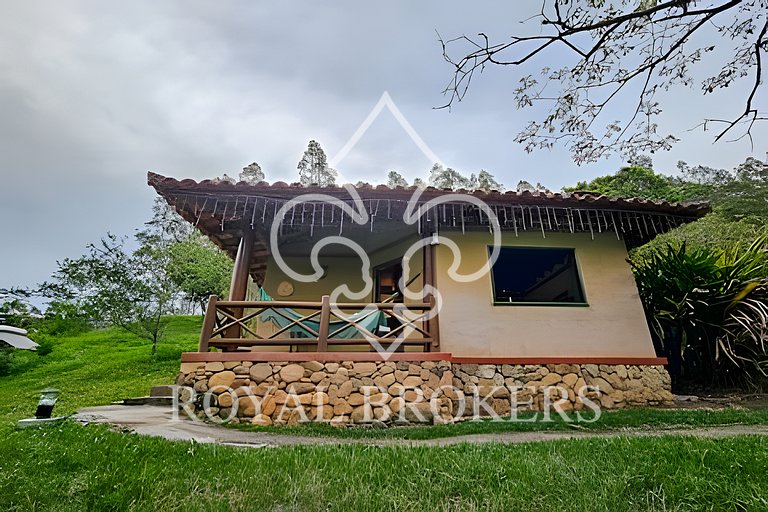 Chalé p/ família com lareira, sauna e piscina