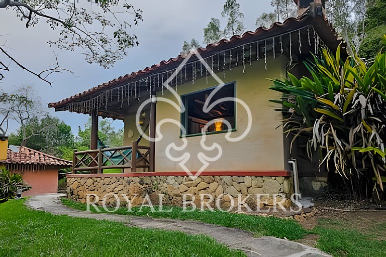 Chalé p/ família com lareira, sauna e piscina