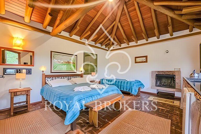 Chalé p/ família com lareira, sauna e piscina