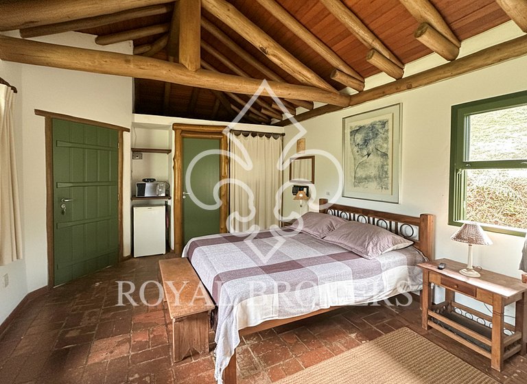 Chalé aconchegante c/ lareira, sauna e piscina.